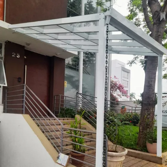 Pergolado de alumínio modelo 1 - Estrutura moderna em área externa