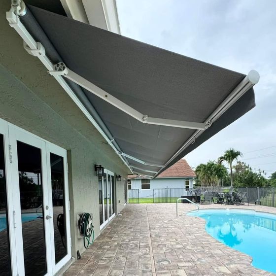 Toldo Articulado com Visual Sofisticado e Alta Eficiência sacada