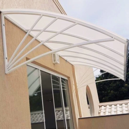 Toldo Fixo de Policarbonato: Durabilidade e Design Elegante instalado