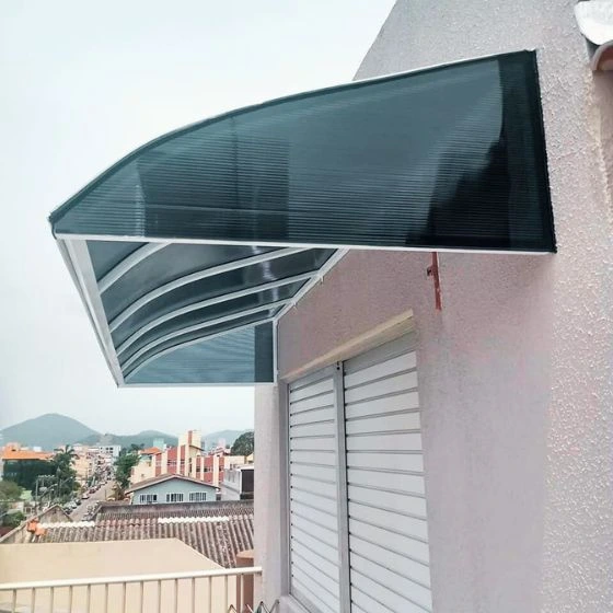 Toldo Fixo de Policarbonato: Durabilidade e Design Elegante varanda