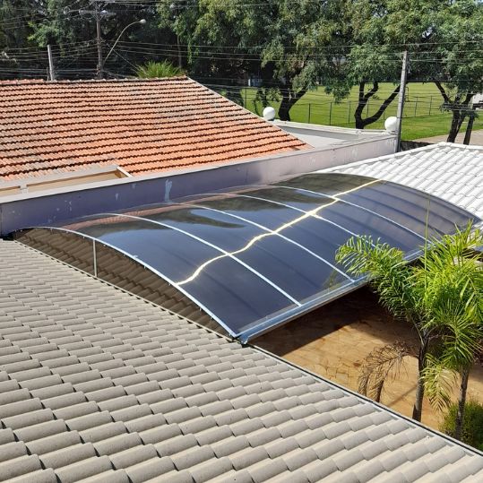 Toldos em Osasco SP translúcido, ideal para proteção solar e resistência contra intempéries.