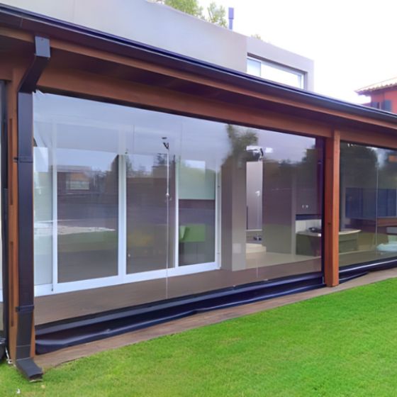 Toldo cortina vertical instalado em área externa residencial