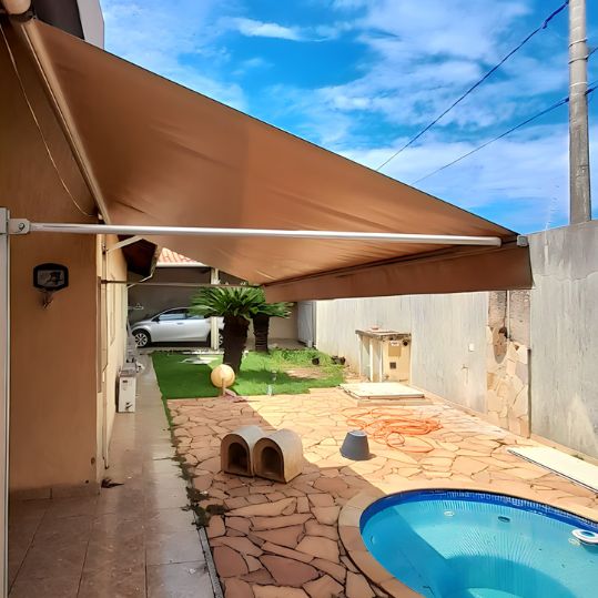 Toldo cortina com braço articulado instalado em área externa
