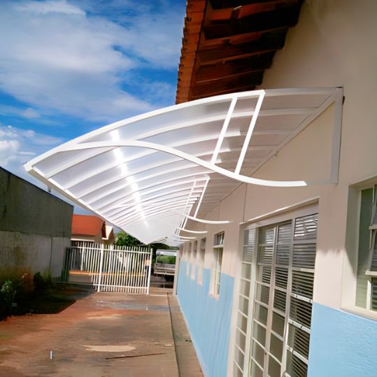 Toldo fixo de policarbonato instalado em fachada externa